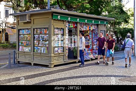 PETROPOLIS, RIO DE JANEIRO, BRASILIEN - 26. Mai 2023: Menschen und Zeitungskiosk im Stadtzentrum Stockfoto