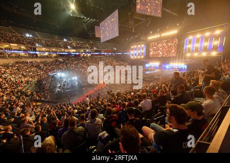 Köln, Deutschland. 05. Aug. 2023. Zuschauer folgen den Intel Extreme Masters (IEM Köln) in der Lanxess Arena im Counter-Strike: Global Offensive (CS:GO). Kredit: Henning Kaiser/dpa/Alamy Live News Stockfoto