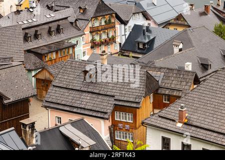 ÖSTERREICH, HALLSTATT - 21. Juli 2023: Altstadt am See Stockfoto