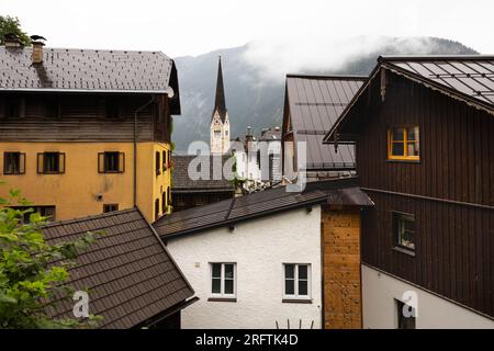 ÖSTERREICH, HALLSTATT - 21. Juli 2023: Altstadt am See Stockfoto