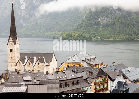 ÖSTERREICH, HALLSTATT - 21. Juli 2023: Altstadt am See Stockfoto
