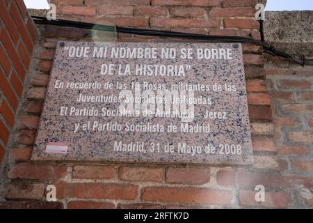 Das Denkmal „Las Trece Rosas“ (die dreizehn Rosen) auf dem Friedhof Unsere Frau von Almudena in Madrid ist nach einer Gruppe von 13 jungen Frauen (im Alter von 18 bis 29 Jahren) benannt, die am 5. August 1939 von den faschistischen Truppen des Franco auf dem Friedhof ermordet wurden. Sie gehörten zu einer Gruppe von 56 Personen, die von den Faschisten getötet wurden. Die meisten waren Mitglieder der vereinheitlichten sozialistischen Jugend, die nach der Niederlage der demokratisch gewählten Republik im spanischen Bürgerkrieg versuchten, die Organisation im Untergrund wieder aufzubauen. Fotografiert am 5. August 2023, 84 Jahre nach den Morden. © Craig Redmond Stockfoto