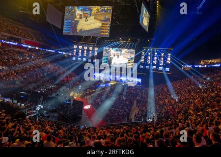 Köln, Deutschland. 05. Aug. 2023. Zuschauer folgen den Intel Extreme Masters (IEM Köln) in der Lanxess Arena im Counter-Strike: Global Offensive (CS:GO). Kredit: Henning Kaiser/dpa/Alamy Live News Stockfoto