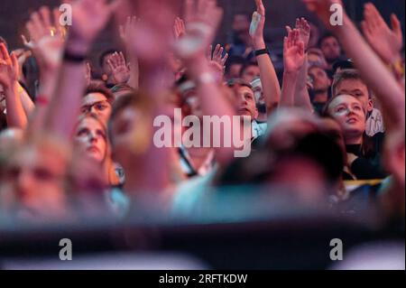 Köln, Deutschland. 05. Aug. 2023. Zuschauer folgen den Intel Extreme Masters (IEM Köln) in der Lanxess Arena im Counter-Strike: Global Offensive (CS:GO). Kredit: Henning Kaiser/dpa/Alamy Live News Stockfoto