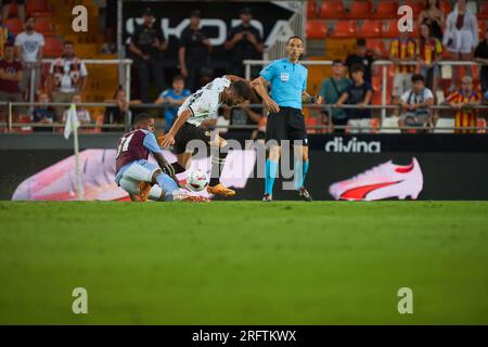 Leon Bailey von Aston Villa FC (L) und Jose Gaya von Valencia CF (R) in Aktion während der La Liga EA Sport regulären VORSAISON am 5. august 2023 in Mesta Stockfoto