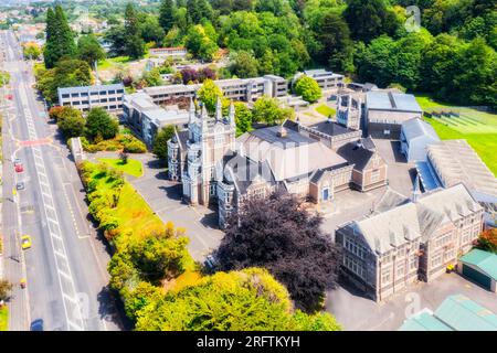 Otago High School in Dunedin City in Neuseeland - aus der Vogelperspektive auf den öffentlichen Bildungsgelände. Stockfoto