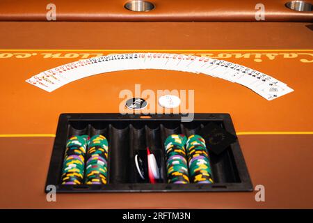 Orangefarbener Pokerkartentisch mit ausgestreckten Karten Stockfoto