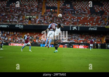 Leon Bailey von Aston Villa FC (L) und Thierry Correia von Valencia CF (R) in Aktion während der La Liga EA Sport regulären VORSAISON am 5. august 2023 um Stockfoto