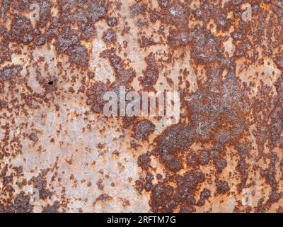 Metalloberfläche mit großen Rostflecken, Nahaufnahme. Struktur der metallischen Korrosion. Rostiger Hintergrund Stockfoto