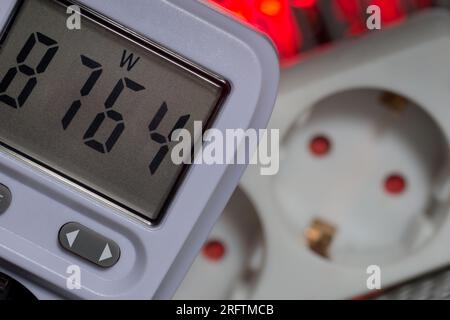 Wattmeter-Watttester an Netzsteckdose zur Prüfung der hohen elektrischen Wattleistung Stockfoto