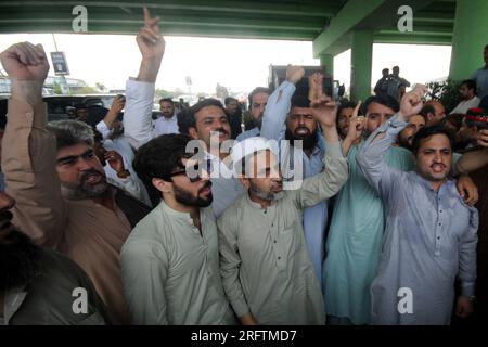 Peshawar, Peshawar, Pakistan. 5. Aug. 2023. Der ehemalige pakistanische Ministerpräsident Imran Khan wurde zu drei Jahren Gefängnis verurteilt.PESHAWAR, PAKISTAN, JULI 05: Anhänger des ehemaligen Ministerpräsidenten und Leiters der Oppositionspartei Pakistan Tehreek-e-Insaf (PTI) rufen Slogans, nachdem er aufgrund von Gerichtsbeschlüssen, die ihn im Fall Toshakhana, in Peshawar, Pakistan, am 05. August 2023 zu drei Jahren Gefängnis verurteilten, verhaftet wurde. Am Samstag verhaftete die pakistanische Polizei Khan in seinem Haus in der östlichen Stadt Lahore, nachdem ihn ein Gericht in einem Fall der Vermögensvertuschung verurteilt hatte, und übergab ihm ein dreijähriges Gefängnis Stockfoto