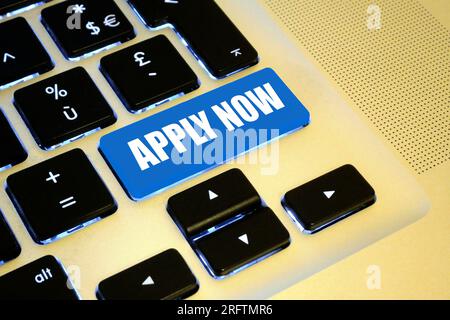 Blauer Computerschlüssel mit „Jetzt anwenden“ in der Mitte in Weiß. Stockfoto