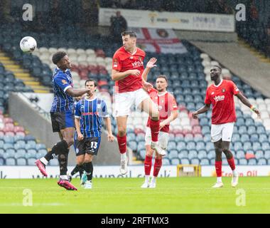 Rochdale, Greater Manchester, England, 5. August 2023. Devante Rodney von Rochdale leitet den Ball während Rochdale AFC V Ebbsfleet United in der Vanarama National League in der Crown Oil Arena. (Bild: ©Cody Froggatt/Alamy Live News) Stockfoto