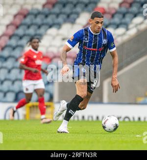 Rochdale, Greater Manchester, England, 5. August 2023. Rochdales Kairo Mitchell spielte den Ball während Rochdale AFC V Ebbsfleet in der Vanarama National League in der Crown Oil Arena. (Bild: ©Cody Froggatt/Alamy Live News) Stockfoto