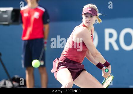 05. August 2023: Eugenie Bouchard aus Kanada schlägt beim Qualifikationsspiel der WTA National Bank Open im IGA-Stadion in Montreal, Quebec, eine Rückhand. Daniel Lea/CSM Kredit: CAL Sport Media/Alamy Live News Stockfoto