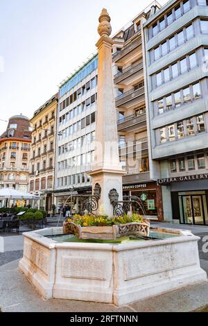 Genf, Schweiz - 24. MÄRZ 2022: Allgemeine Architektur und Blick auf die Straße in der Rue de la Croix d'Or im Zentrum von Genf, Schweiz. Stockfoto