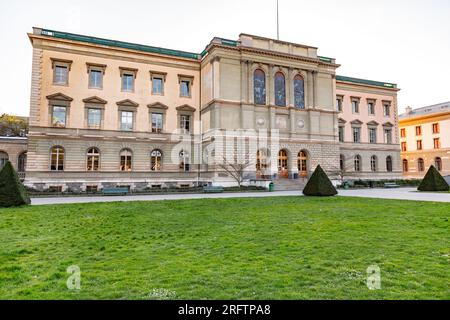 Genf, Schweiz - 24. März 2022: Hauptcampus der Genfer Universität im Bastionspark in Genf, Schweiz. Stockfoto
