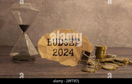 Budget 2024 steht an der Tafel, und jemand hält es fest. Stockfoto