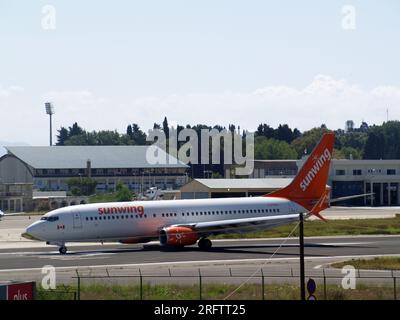 Sunwing Arlines Boeing 737-81D, C-FFPH Taxifahrt am Flughafen Ioannis Kapodistris, Korfu, Griechenland Stockfoto