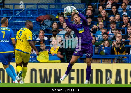 London, Großbritannien. 5. August 2023. Jens Lehmann spart beim Fußballspiel der Wohltätigkeitsorganisation Game4Ukraine auf der Stamford Bridge, der Heimat des Chelsea FC, zwischen dem ehemaligen Chelsea-Stürmer Andriy Shevchenko's Team Shevchenko (blau) und dem aktuellen Arsenal-Full-Back-Team Zinchenko von Oleksandr Zinchenko (gelb). Mit den bereitgestellten Mitteln wird die United24 eingeleitete Initiative des ukrainischen Präsidenten Volodymyr Zelensky unterstützt, Schulen in der gesamten Ukraine wieder aufzubauen, die durch die russische Invasion beschädigt wurden. Kredit: Stephen Chung / Alamy Live News Stockfoto