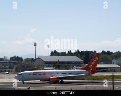 Sunwing Arlines Boeing 737-81D, C-FFPH Taxifahrt am Flughafen Ioannis Kapodistris, Korfu, Griechenland Stockfoto