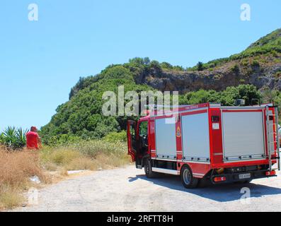 Griechischer Feuerwehrmann auf der Suche nach neuen Waldbränden von der Bergspitze in Troumpeta, Korfu Stockfoto