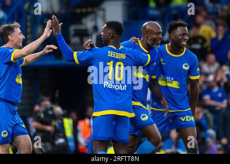 London, Großbritannien. 5. August 2023. (2R) William Gallas feiert, dass er während des Wohltätigkeitsspiels Game4Ukraine auf der Stamford Bridge, der Heimat des Chelsea FC, zwischen dem ehemaligen Chelsea-Stürmer Andriy Shevchenko's Team Shevchenko (blau) und dem aktuellen Arsenal Full-Back-Team Oleksandr Zinchenko (gelb) den Sieg auf 2-2 schaffte. Mit den bereitgestellten Mitteln wird die United24 eingeleitete Initiative des ukrainischen Präsidenten Volodymyr Zelensky unterstützt, Schulen in der gesamten Ukraine wieder aufzubauen, die durch die russische Invasion beschädigt wurden. Kredit: Stephen Chung / Alamy Live News Stockfoto