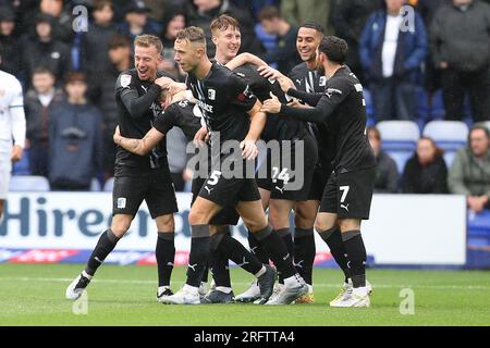 Birkenhead, Großbritannien. 05. Aug. 2023. Barrow-Spieler umgeben Kian Spence of Barrow, um zu feiern, nachdem er sein Team 2. Tor erzielt hat. EFL Skybet Football League Two Match, Tranmere Rovers gegen Barrow AFC in Prenton Park, Birkenhead, Wirral am Samstag, den 5. August 2023. Dieses Bild darf nur zu redaktionellen Zwecken verwendet werden. Nur redaktionelle Verwendung, .pic von Chris Stading/Credit: Andrew Orchard Sports Photography/Alamy Live News Stockfoto