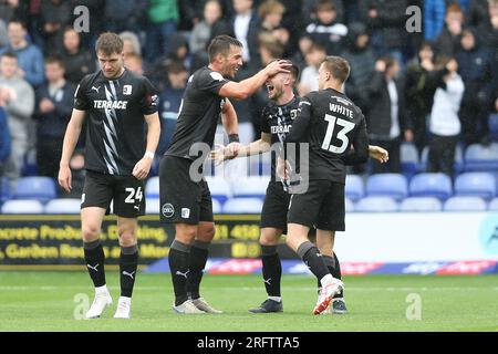 Birkenhead, Großbritannien. 05. Aug. 2023. Kian Spence von Barrow (2. von rechts) feiert mit seinen Teamkollegen, nachdem seine Teams 2. Tor geschossen haben. EFL Skybet Football League Two Match, Tranmere Rovers gegen Barrow AFC in Prenton Park, Birkenhead, Wirral am Samstag, den 5. August 2023. Dieses Bild darf nur zu redaktionellen Zwecken verwendet werden. Nur redaktionelle Verwendung, .pic von Chris Stading/Credit: Andrew Orchard Sports Photography/Alamy Live News Stockfoto