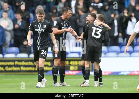 Birkenhead, Großbritannien. 05. Aug. 2023. Kian Spence von Barrow (2. von rechts) feiert mit seinen Teamkollegen, nachdem seine Teams 2. Tor geschossen haben. EFL Skybet Football League Two Match, Tranmere Rovers gegen Barrow AFC in Prenton Park, Birkenhead, Wirral am Samstag, den 5. August 2023. Dieses Bild darf nur zu redaktionellen Zwecken verwendet werden. Nur redaktionelle Verwendung, .pic von Chris Stading/Credit: Andrew Orchard Sports Photography/Alamy Live News Stockfoto