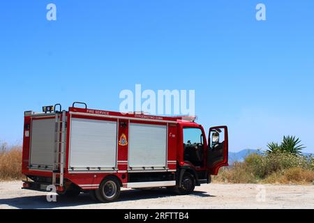 Griechische Feuerwehrmänner suchen nach neuen Waldbränden vom Berggipfel in Troumpeta, Korfu Stockfoto