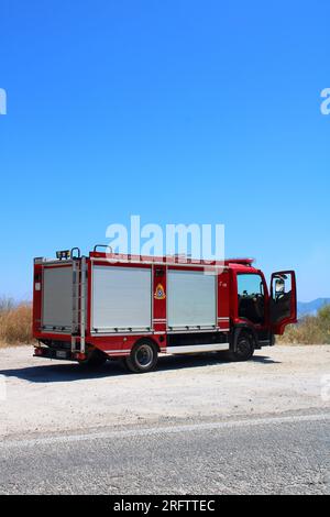 Griechische Feuerwehrmänner suchen nach neuen Waldbränden vom Berggipfel in Troumpeta, Korfu Stockfoto