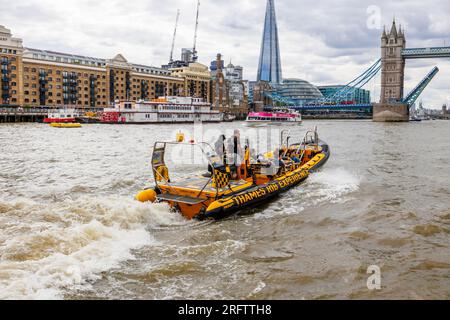 Ein Schnellboot auf der Themse fährt in Richtung der offenen Tower Bridge in Docklands, Pool of London bei Butlers Wharf, Bermondsey Stockfoto