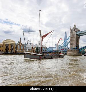 Die Thames Sailing Barge „will“ führt unter der offenen Tower Bridge durch Butlers Wharf, Bermondsey, im Docklands Pool von London Stockfoto