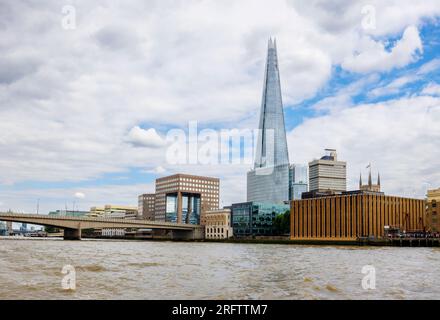 Der berühmte moderne Shard Wolkenkratzer in Southwark SE1 und die London Bridge, die von der Themse in London aus vor einem wolkigen Himmel zu sehen sind Stockfoto