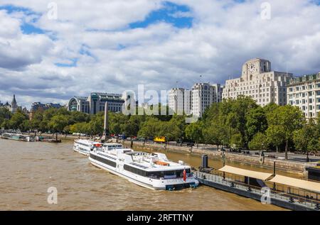 Shell Mex House, 80 Strand, am Victoria Embankment, Cleopatra's Needle, Charing Cross Station und die Flussboote der Themse von der Waterloo Bridge, London aus gesehen Stockfoto