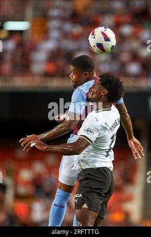 Thierry Correia von Valencia CF, Leon Bailey vom Aston Villa Football Club in Aktion während der La Liga EA Sport regulären VORSAISON am 5. august 2023 um Stockfoto