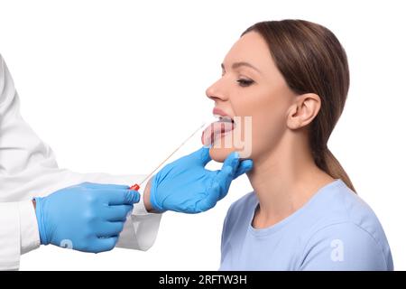 Arzt nimmt Rachenabstriche aus der Mundhöhle der Frau auf weißem Hintergrund Stockfoto
