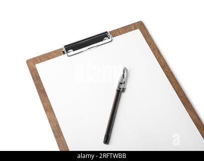 Holzklipp mit Blatt Papier und Stift isoliert auf weiß, über der Ansicht Stockfoto