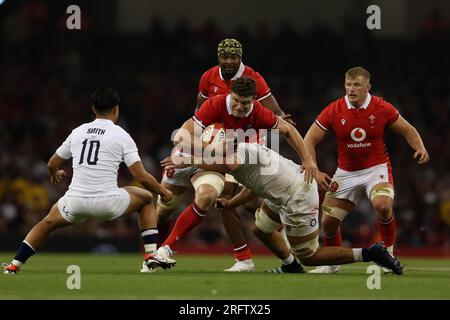 Cardiff, Großbritannien. 05. Aug. 2023. Will Rowlands von Wales wird angegriffen. Spiel der Vodafone Summer Series 2023, Wales gegen England im Fürstentum-Stadion in Cardiff am Samstag, den 5. August 2023. Bild von Andrew Orchard/Andrew Orchard Sportfotografie/Alamy Live News Credit: Andrew Orchard Sportfotografie/Alamy Live News Stockfoto