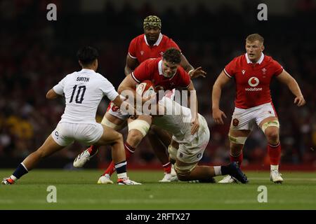 Cardiff, Großbritannien. 05. Aug. 2023. Will Rowlands von Wales wird angegriffen. Spiel der Vodafone Summer Series 2023, Wales gegen England im Fürstentum-Stadion in Cardiff am Samstag, den 5. August 2023. Bild von Andrew Orchard/Andrew Orchard Sportfotografie/Alamy Live News Credit: Andrew Orchard Sportfotografie/Alamy Live News Stockfoto