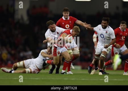 Cardiff, Großbritannien. 05. Aug. 2023. Sam Costelow aus Wales ist angegriffen. Spiel der Vodafone Summer Series 2023, Wales gegen England im Fürstentum-Stadion in Cardiff am Samstag, den 5. August 2023. Bild von Andrew Orchard/Andrew Orchard Sportfotografie/Alamy Live News Credit: Andrew Orchard Sportfotografie/Alamy Live News Stockfoto