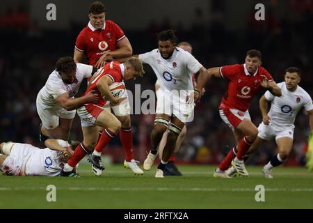 Cardiff, Großbritannien. 05. Aug. 2023. Sam Costelow aus Wales ist angegriffen. Spiel der Vodafone Summer Series 2023, Wales gegen England im Fürstentum-Stadion in Cardiff am Samstag, den 5. August 2023. Bild von Andrew Orchard/Andrew Orchard Sportfotografie/Alamy Live News Credit: Andrew Orchard Sportfotografie/Alamy Live News Stockfoto