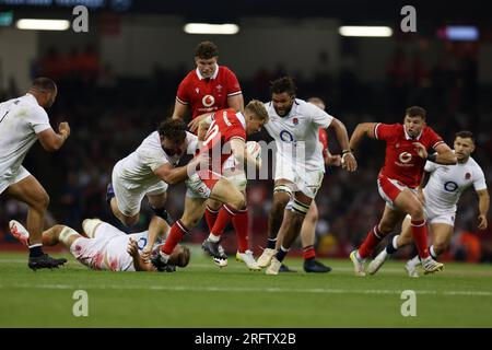 Cardiff, Großbritannien. 05. Aug. 2023. Sam Costelow aus Wales ist angegriffen. Spiel der Vodafone Summer Series 2023, Wales gegen England im Fürstentum-Stadion in Cardiff am Samstag, den 5. August 2023. Bild von Andrew Orchard/Andrew Orchard Sportfotografie/Alamy Live News Credit: Andrew Orchard Sportfotografie/Alamy Live News Stockfoto