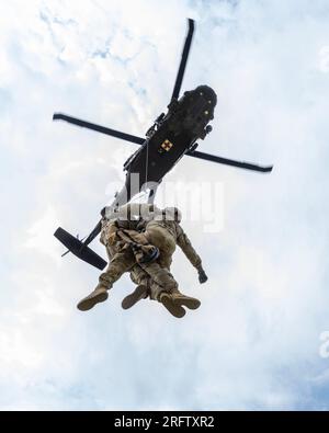 The Idaho Army National Guard’s State Aviation Group Practice hoisting in the Boise Foothills, Idaho, 4. August 2023. Piloten und medizinisches Personal arbeiten routinemäßig zusammen, um auf reale Ausrüstung und Personentransport vorbereitet zu bleiben. (USA Air National Guard Foto von Staff Sergeant Joseph Morgan) Stockfoto