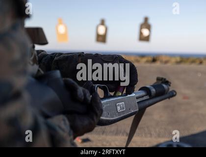 USA George Acostazamora, ein Einheimischer aus Queens, New York, und Kampfeingenieur der 26. Marine Expeditionary Unit (Special Operations Capable) (MEU(SOC)) Bataillon Landing Team 1/6, lädt 12-Guage-Schrotflinte in ein Mossberg 590A1 12-Gauge-Schrotflinte auf einem Batampan-Schiff der USS-Klasse (LHD 5), Mittelmeer, 4. August 2023. Die MEU (SOC) 26., die mit der Bataan Amphibious Ready Group ins Leben gerufen wurde, maximiert weiterhin die Schulungsmöglichkeiten in der Marine Air-Ground Task Force, während sie sich als Tri-Geographi in einem geplanten Einsatz befindet Stockfoto