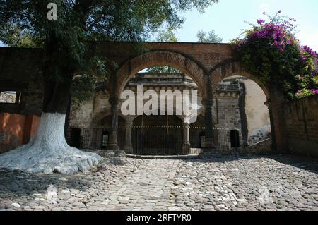 imágenes del conjunto conventual de San Francisco en el Estado de Tlaxcala, el cual fue eregido a la llegada de Hernan Cortes a América. En texto de la UNESCO menciona lo siguiente: Conjunto Conventual Franciscano y Catedralicio de Nuestra Señora de la Asunción de Tlaxcala en Lista de Patrimonio Mundial de la UNESCO., fue anexar este sitio de Tlaxcala a a los 14 ubicados en las Faldas del Popocatépety (Puelos) Que en 1994 incluyó en la Lista para asegurar su adecuada conservación. Estos monumentos son repräsentativos del modelo arquitectónico adoptado por los primeros misioneros –fr Stockfoto