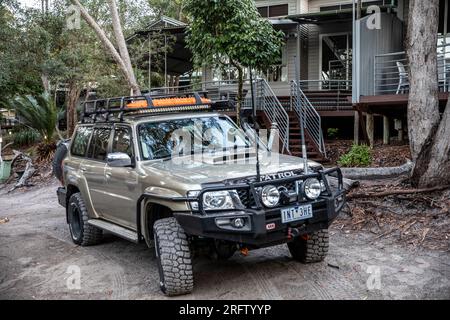 Nissan Patrol 4WD Auto mit Matrix und Bullbar, parkt auf Fraser Island Queensland, ausgestattet für das Fahren auf Sand, Australien Stockfoto