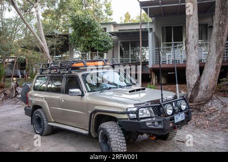 Nissan Patrol 4WD Auto mit Matrix und Bullbar, parkt auf Fraser Island Queensland, ausgestattet für das Fahren auf Sand, Australien Stockfoto