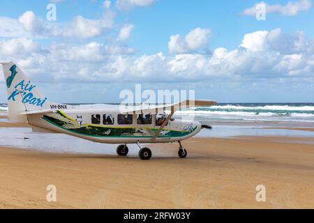 Fraser Island und 75 Meile Strand, K'gari Leichtflugzeug bereitet sich auf den Start für den Touristenflug vor, Queensland, Australien Stockfoto